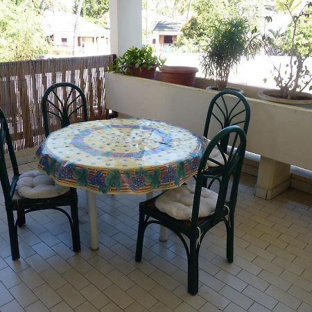 Appartement Au Meublé des Roches à Saint-Gilles Les Bains Extérieur photo