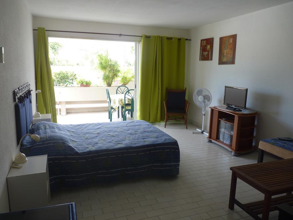 Appartement Au Meublé des Roches à Saint-Gilles Les Bains Extérieur photo
