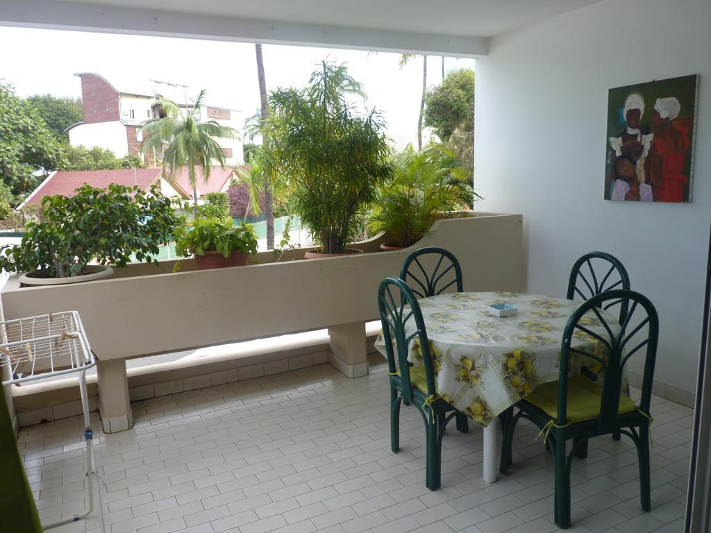 Appartement Au Meublé des Roches à Saint-Gilles Les Bains Extérieur photo