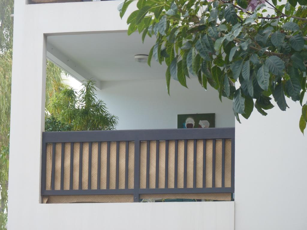 Appartement Au Meublé des Roches à Saint-Gilles Les Bains Extérieur photo