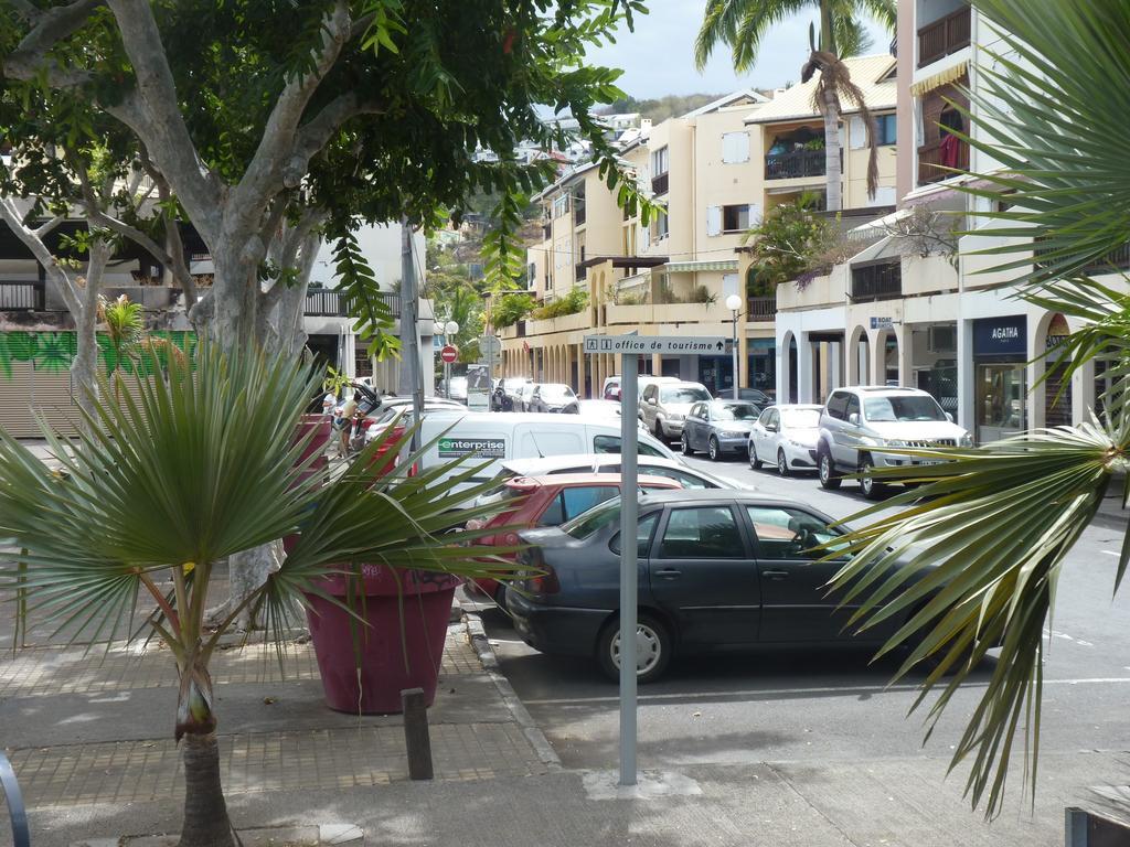 Appartement Au Meublé des Roches à Saint-Gilles Les Bains Extérieur photo